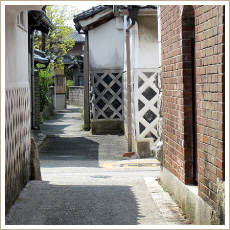 居蔵造りの家屋の路地