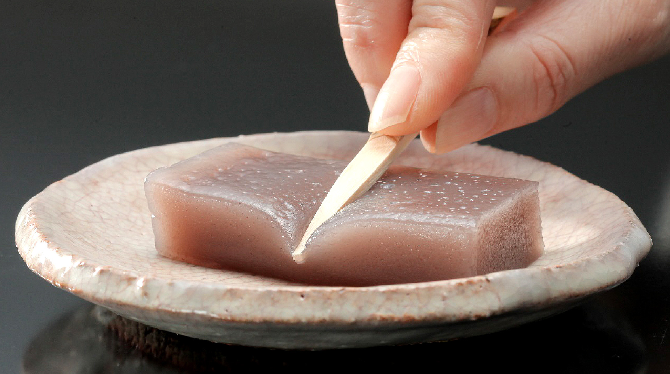 Listen to stories about Yamaguchi’s uiros while eating fresh uiros