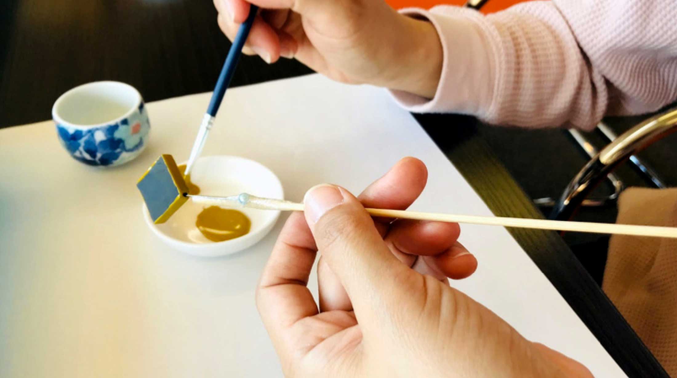 Making fashion accessories using ouchi nuri lacquering techniques